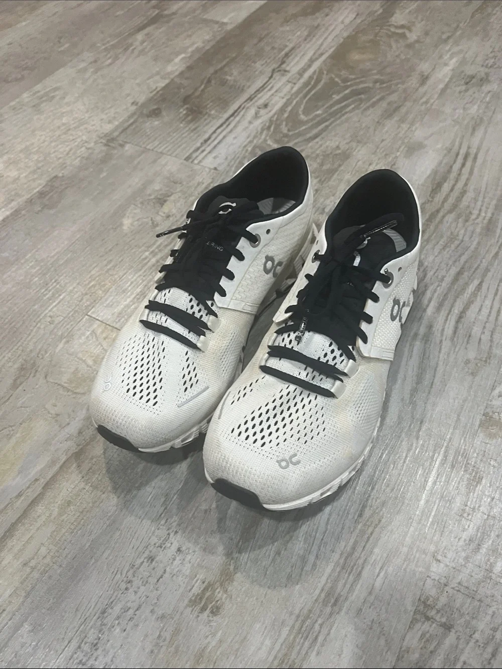 On Running shoes running 6.5 Women’s White and Black Cloud-Style Athletic Shoes